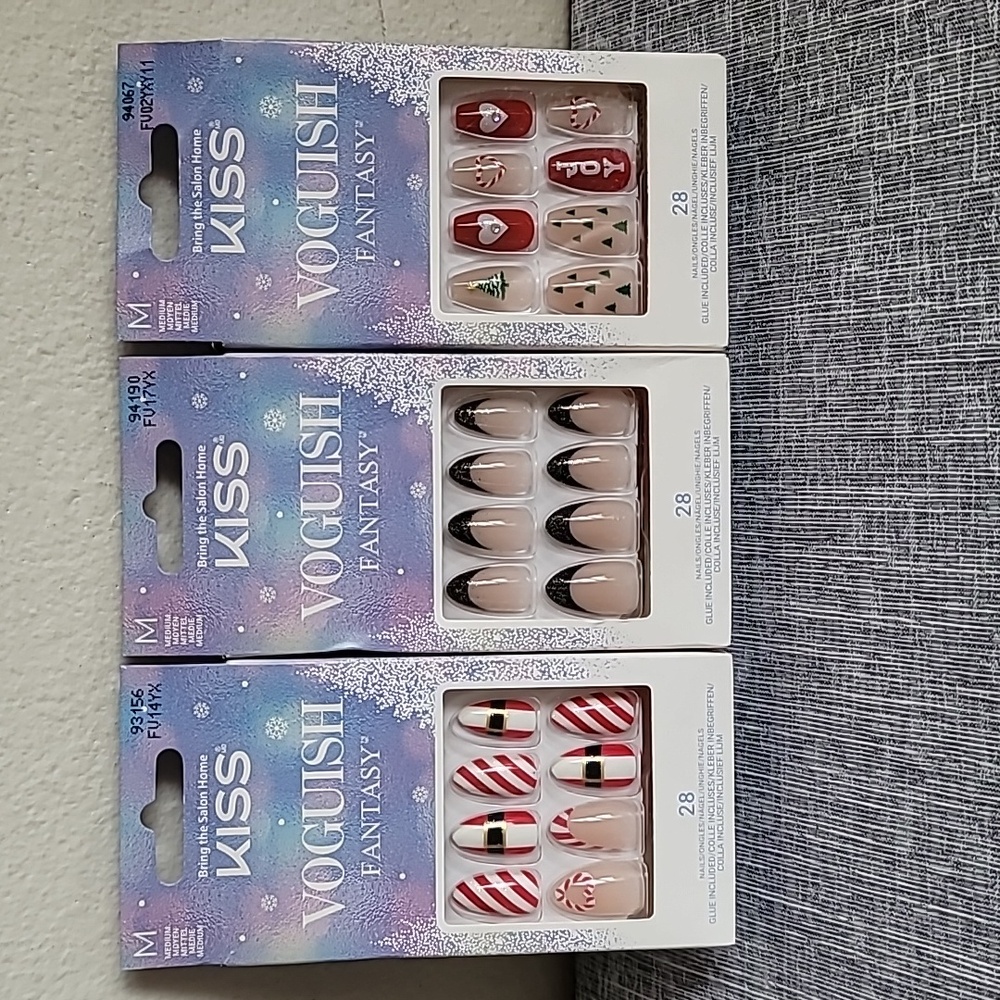 3 Kiss Voguish Fantasy Glue On Nails Medium Length Christmas Holiday Stripe  🎄